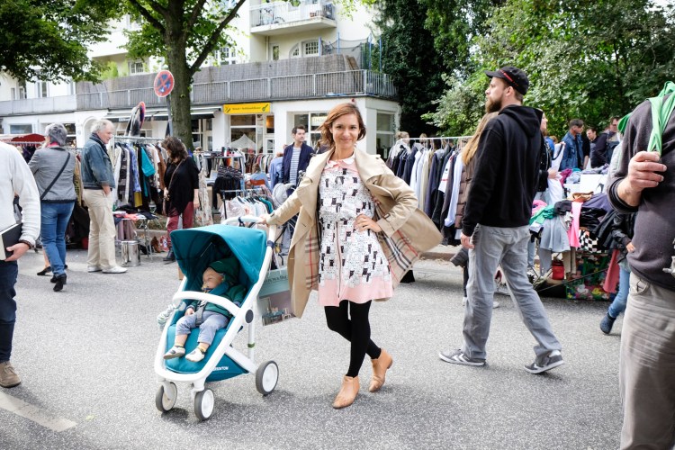 Susanna und Noam auf dem Flohmarkt