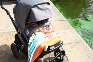 Noam schläft im Britax Go Big