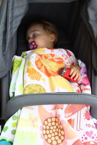 Noam schläft im Britax Go Big