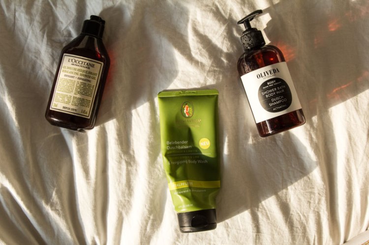 Naturkosmetik: Duschgel und Peeling von l'occitane, oliveda und primavera