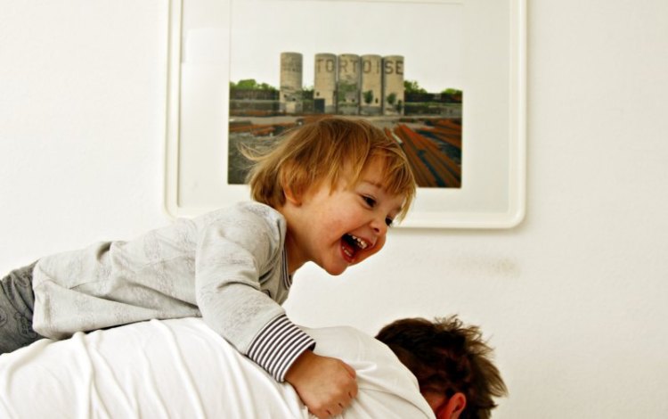 Kleinkind beim Toben