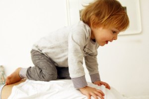 Kind auf dem Rücken von Papa