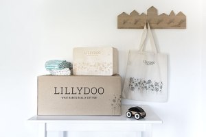 WIndeln und Holzkiste von Lillydoo im Kinderzimmer