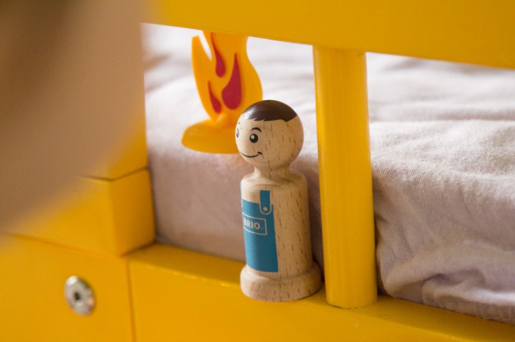 brio-holzspielzeug-feuerwehrmann