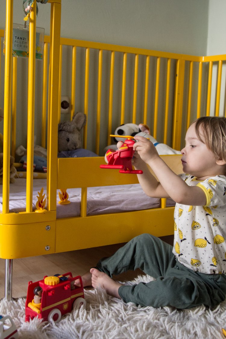 kind-brio-hubschrauber