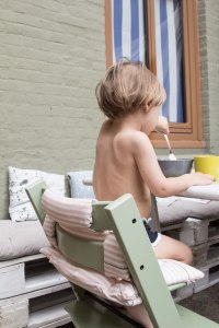 Kind sitzt auf dem Tripp Trapp in den neuen Farbe 2017 Moss Green