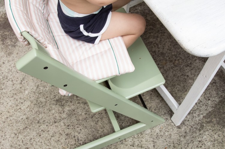 Kind sitzt auf dem Tripp Trapp in den neuen Farbe 2017 Moss Green