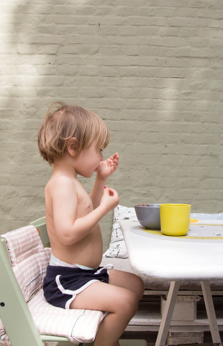 Kind sitzt auf dem Tripp Trapp in den neuen Farbe 2017 Moss Green