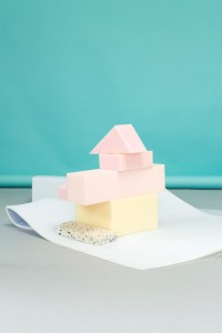 Nachhaltige Kindermode in Pastellfarben: Schaumstoffreste von Schaumstoff Lübke