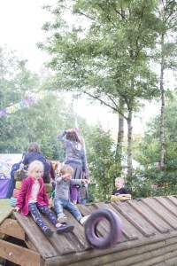 A Summers Tale-Festival mit Kind: Kinder spielen mit Reifen