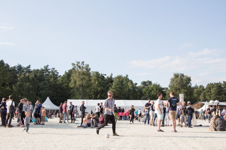A Summers Tale-Festival mit Kind: Fußball-Spielen auf dem Platz vor der großen Bühne