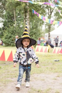 A Summers Tale-Festival mit Kind: verkleidetes Kind mit Hexen-Hut
