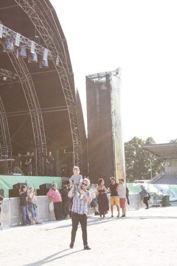 A Summers Tale-Festival mit Kind vor der großen Bühne