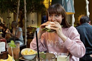 Susanna isst Burger im Burger-Grill Peter Pane