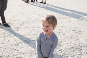 A Summers Tale-Festival mit Kind: KLeinkindauf dem Platz vor der großen Bühne