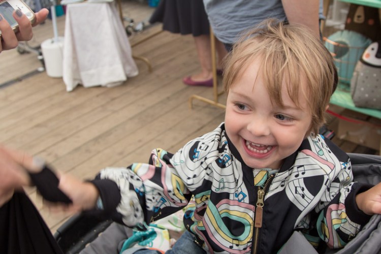 A Summers Tale-Festival mit Kind: Kleinkind gute gelaunt im Design-Zelt