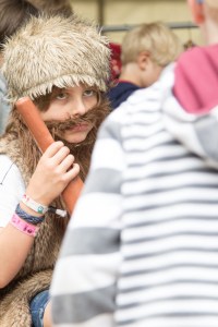 Kind in verkleidung auf dem A Summers Tale-Festival