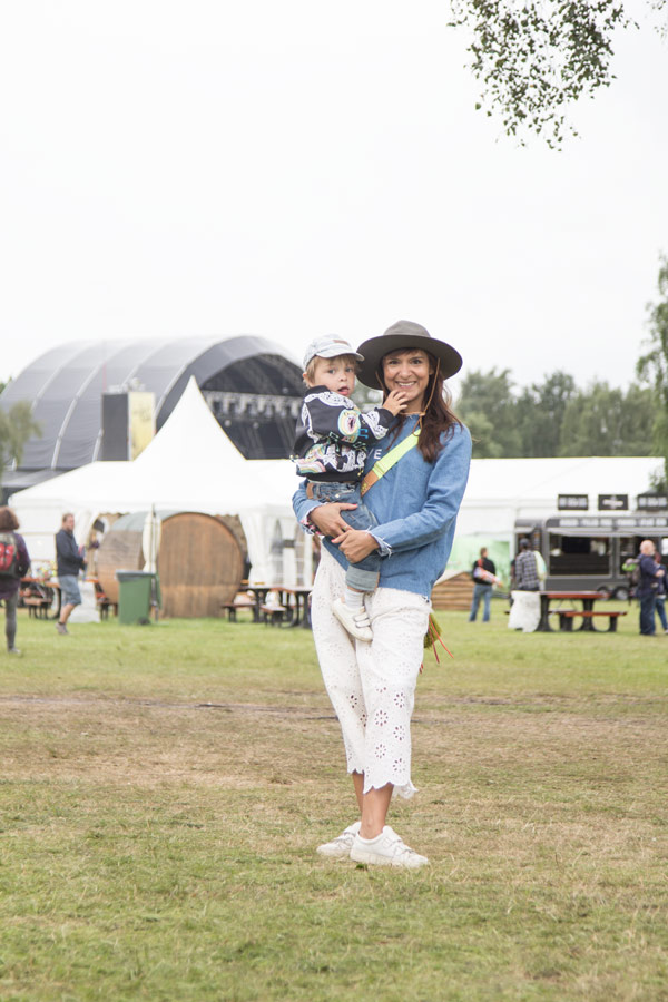 Frau mit Kind auf dem A Summers Tale-Festival