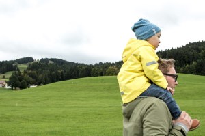 Papa und Kind im Reka Feriendorf Urnäsch