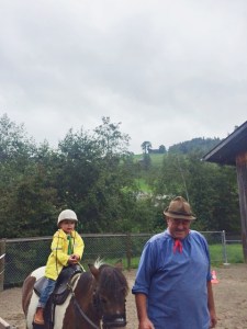 Ponyreiten mit Kindern im Reka Feriendorf Urnäsch