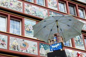 Seifenblasen Teddybär vor dem Spielzeugladen in Appenzell
