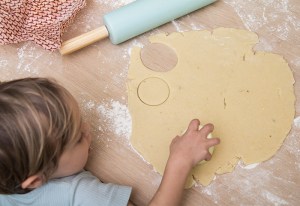 Noam sticht runde Kekse aus Mübeteig