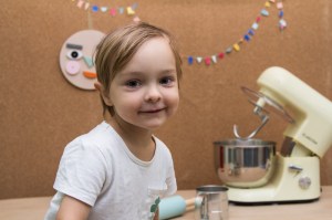 Kind wartet gespannt aufs gemeinsame Backen
