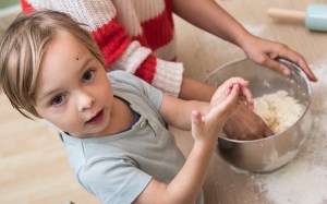 Mutter und Sohn kneten Mürbeteig aus Dinkelmehl mit Rezept