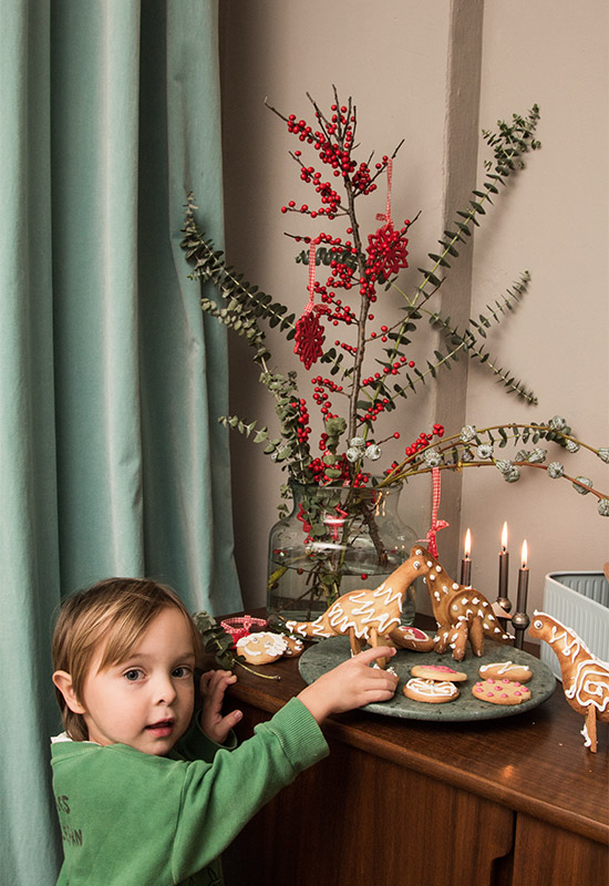 Kind mit 3D-Dinos und weihnachtlicher Deko