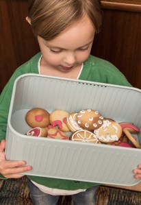 Kind mit Brotdose von wayfair und Kekse aus Mürbeteig mit Dinkelmehl