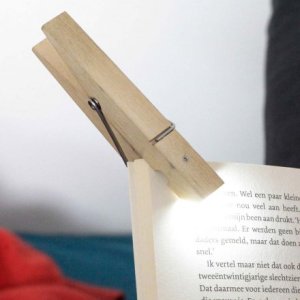 Geschenkidee von geschenke.de: Lese-Lampe Wäscheklammer