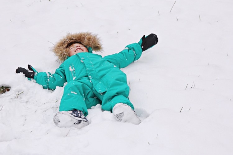 Kind mit Reima-Schneeanzug im Schnee