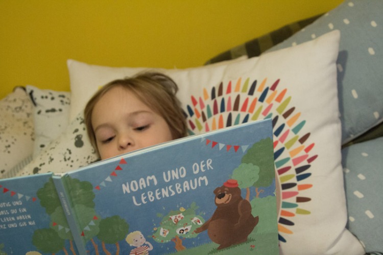 Kind liest individualisierbares Kinderbuch von United Letters