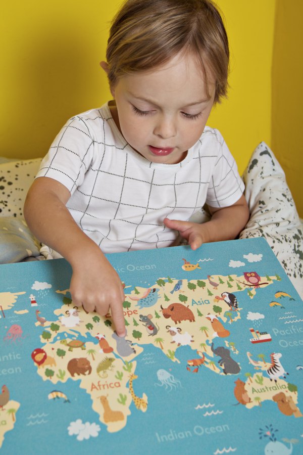 kind-weltarte-holz-illustriert