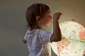 Kind mit leuchtendem Kinderglobus von Ravensburger