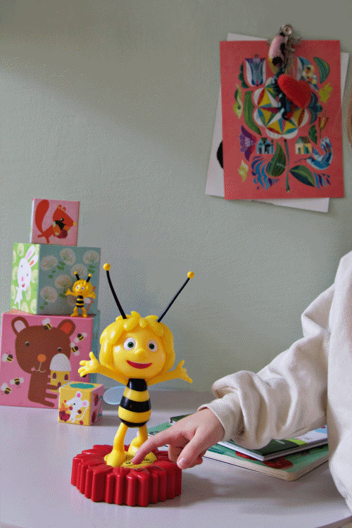 Kind schaltet Nachtlicht Biene Maja von VARTA an und aus