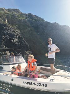 Motorboot mit Familie vor der Küste von Mallorca