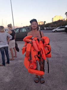 Mann trägt Schwimmwesten für Bootsausflug auf Mallorca