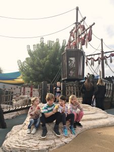 Kinder essen Eis vor Piratenschiff im Aquarium von Mallorca
