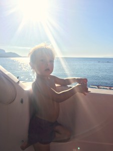 Kind auf Boot im Sonnenschein