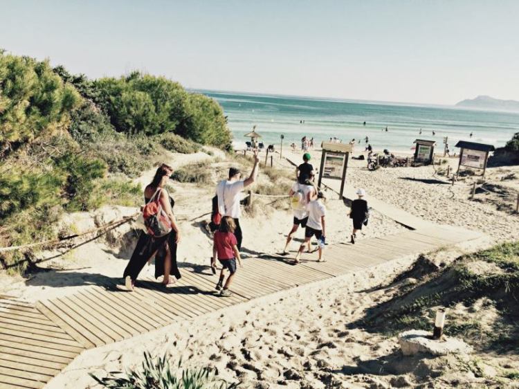 Kinder udn Eltern auf dem Weg zum Strand auf Mallorca