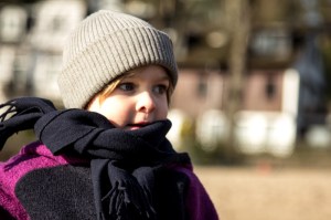 Kind trägt Walk-Anzug von Manitober