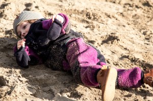 Kind trägt Walk-Anzug von Manitober