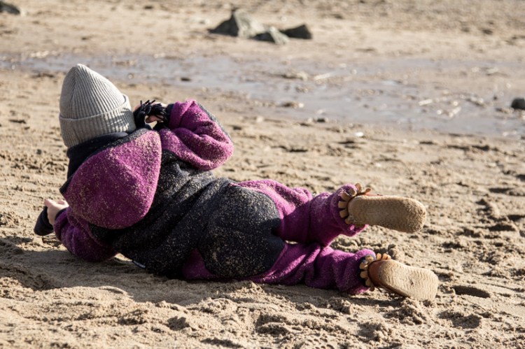 woll-anzug-manitober-sand-strand