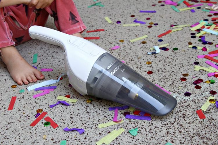 Handstaubsauger Dustbuster von Black&Decker saugt Konfetti
