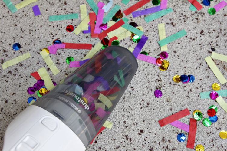 Handstaubsauger Dustbuster von Black&Decker saugt Konfetti