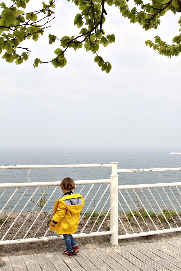 kind-kreidefelsen-aussicht-ruegen