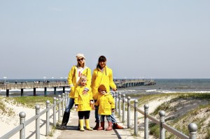 zwei Mütter mit Kindern in gelbe Regenjacken von Petit Bateau in Binz auf Rügen