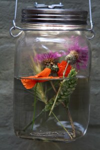 Solarlicht von Sonnenglas mit Blumen dekoriert