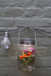 Solarlicht von Sonnenglas mit Blumen dekoriert